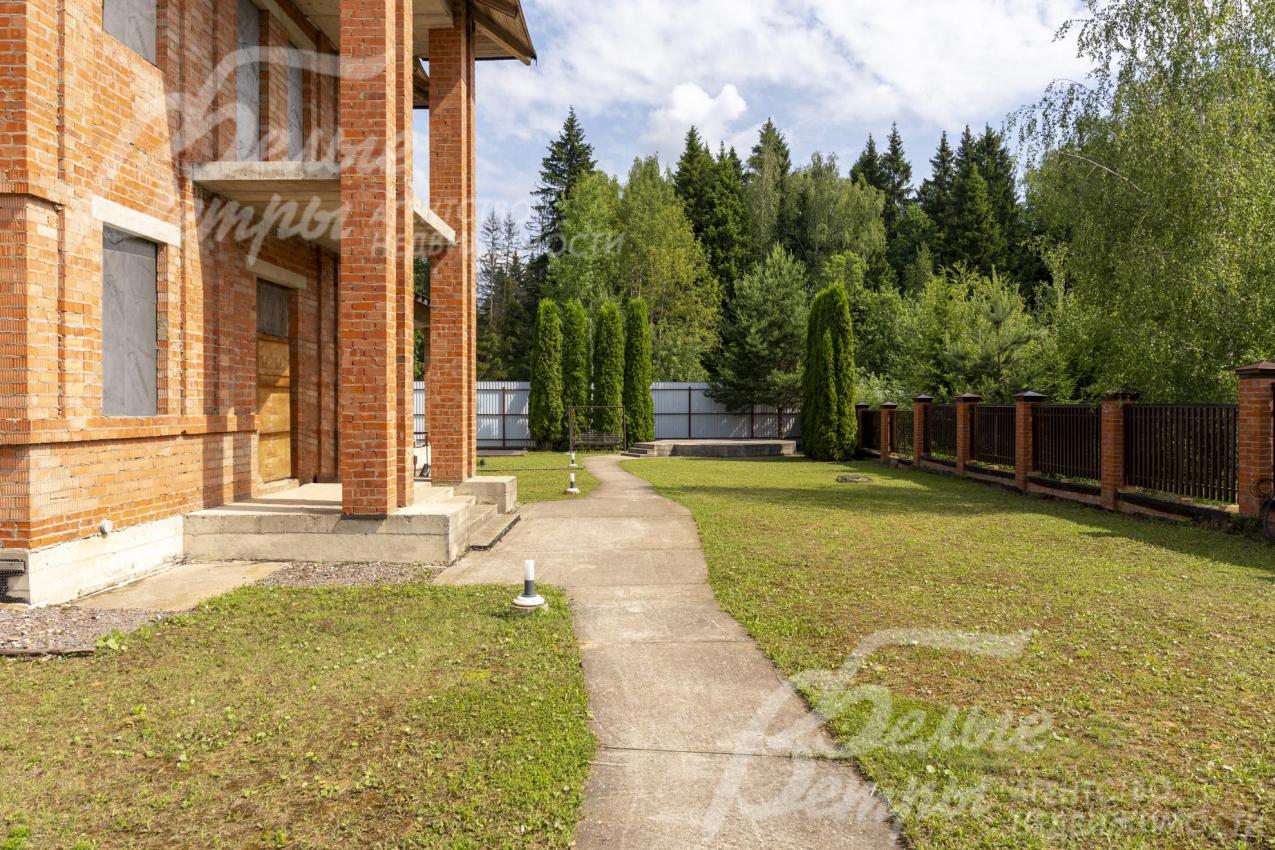 Участок граничит с лесом (до леса - 50 м)