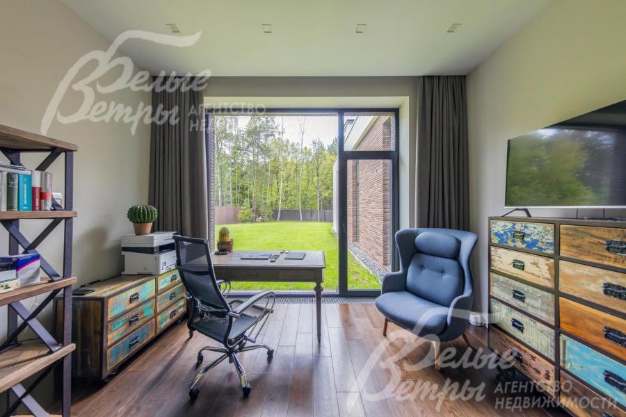 Кабинет-спальня с выходом на участок.