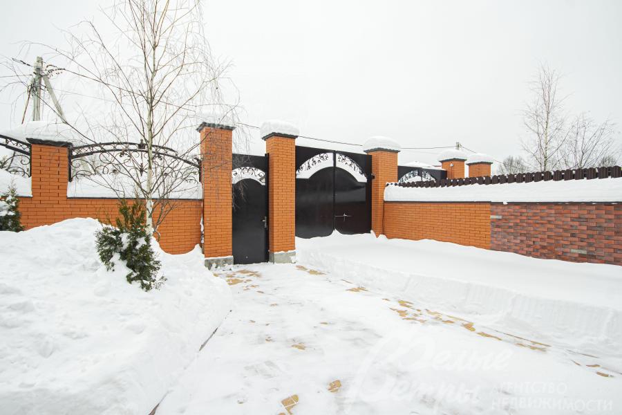 Въезд на участок и парковочная площадка перед домом