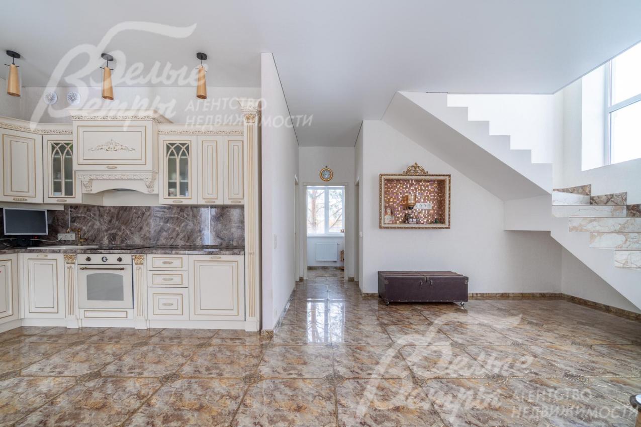 Стены оформлены флизелиновыми обоями EURO DÉCOR, потолки - натяжные