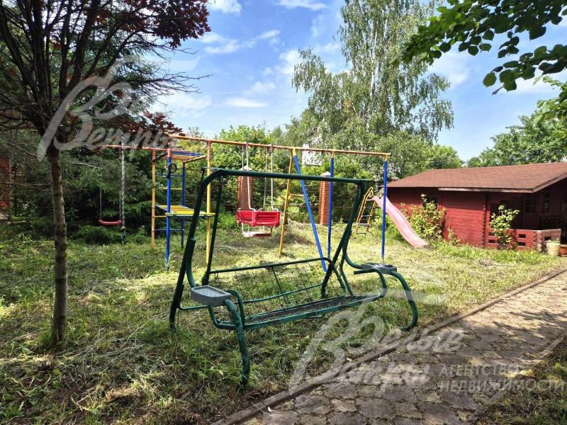 Детская игровая площадка и садовые качели на участке