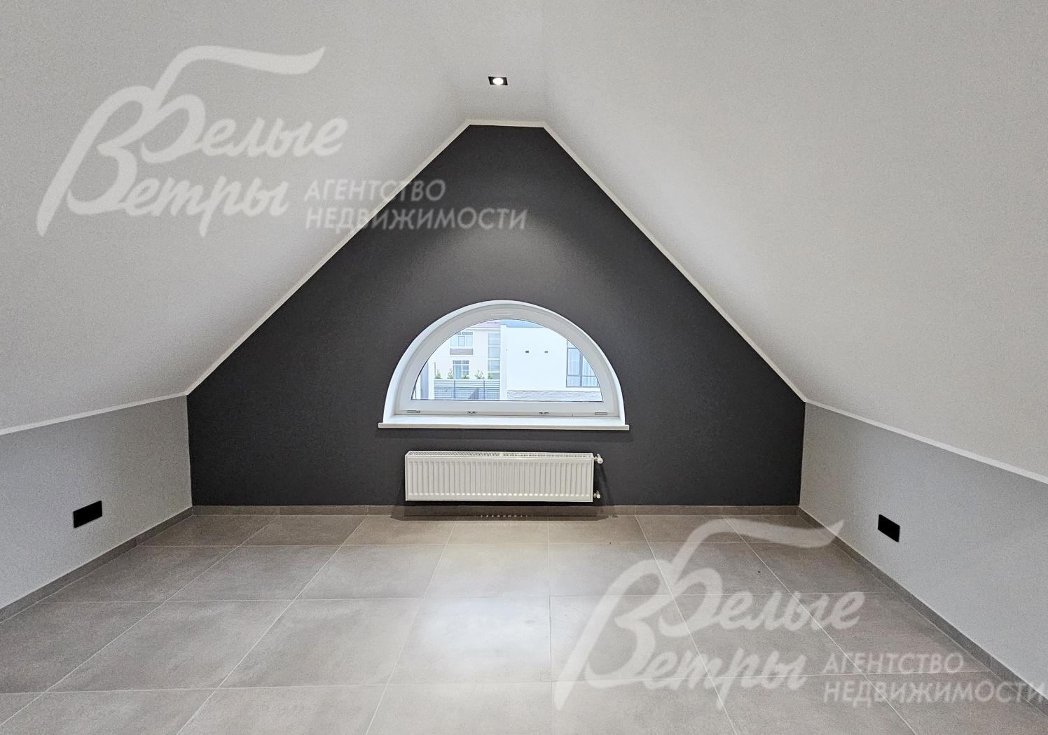 На мансардном этаже располагается лофт-студия, в которой в том числе можно установить бильярд