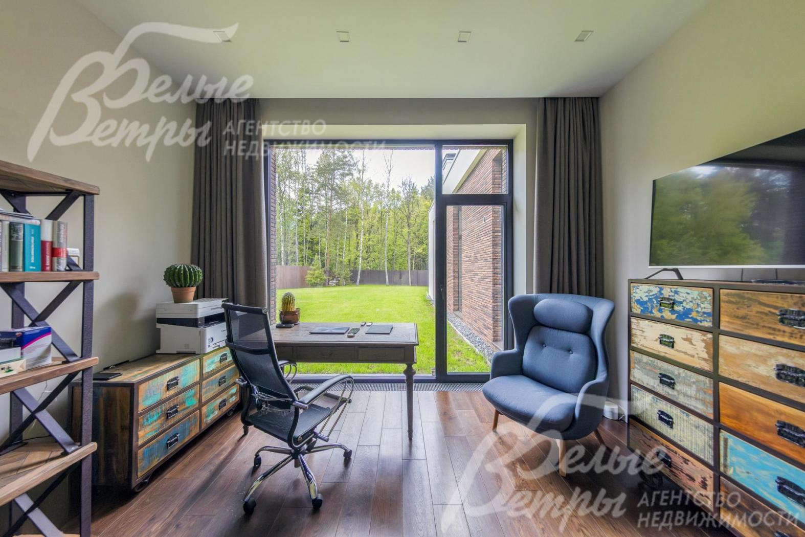 Кабинет-спальня с выходом на участок.