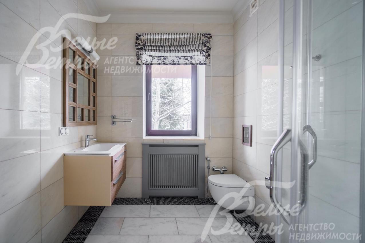 Санузел при гостевой спальне. Отделан белым мрамором и черной мраморной мозаикой