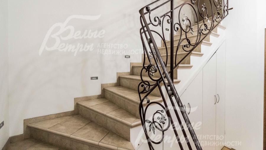 Ступени выложены плиткой, перила - художественная ковка