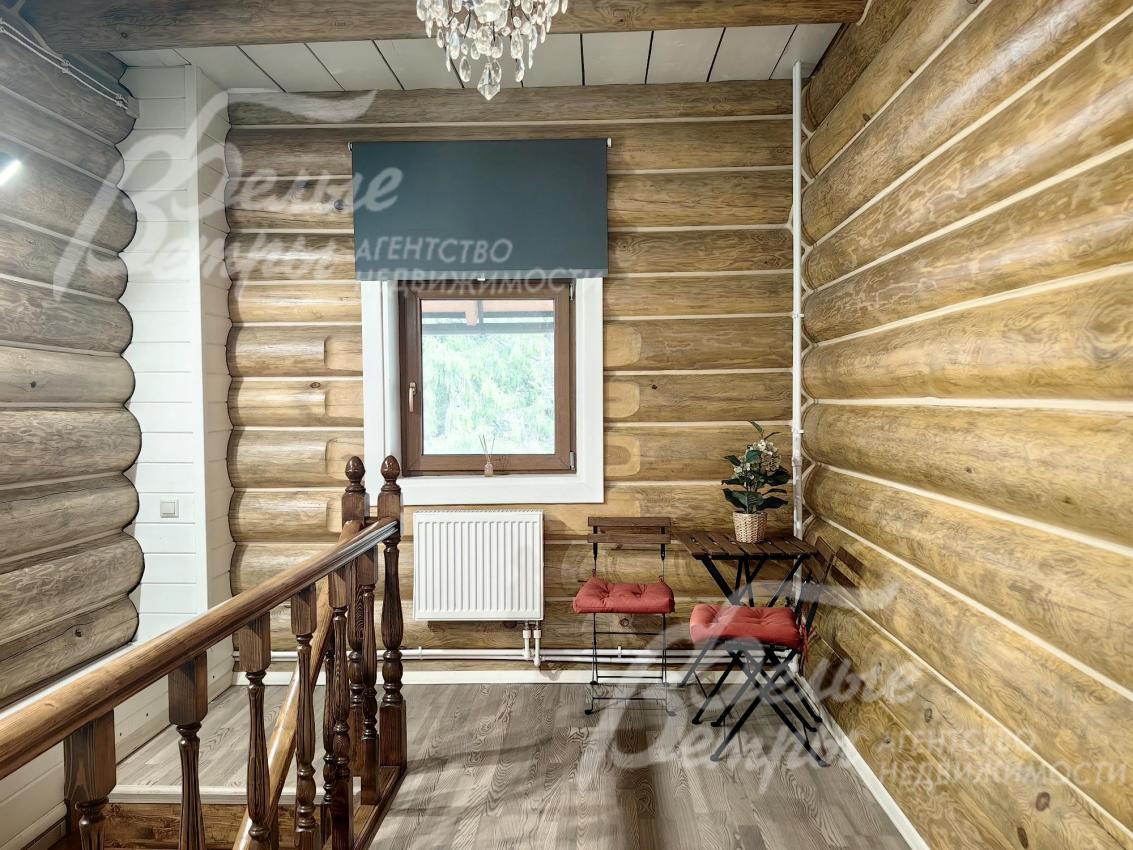 Лестница шириной 90 см из массива сосны с деревянными перилами.