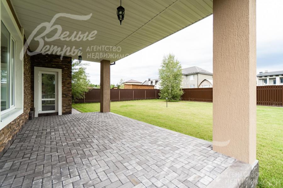 Крытая терраса 26 кв.м с видом на участок.