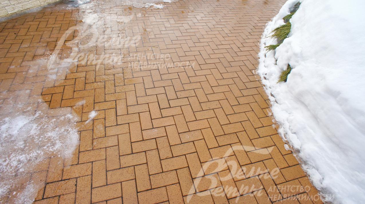 Мощение площадок и дорожек выполнено из клинкерного кирпича и природного камня