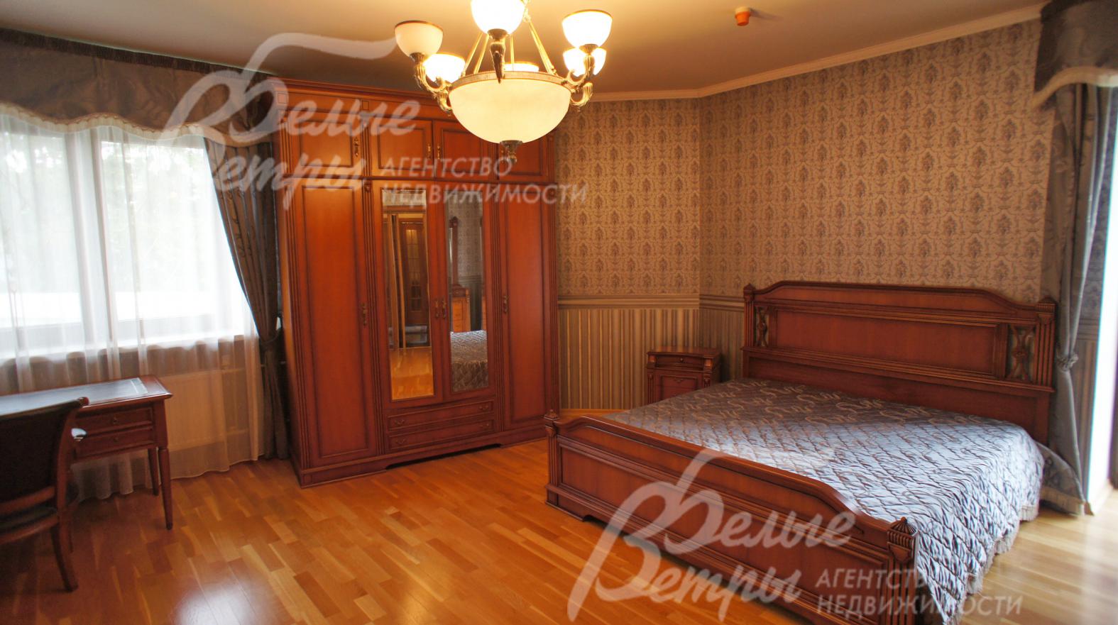 Спальня 28 кв.м с санузлом и выходом на балкон 10.5 кв.м