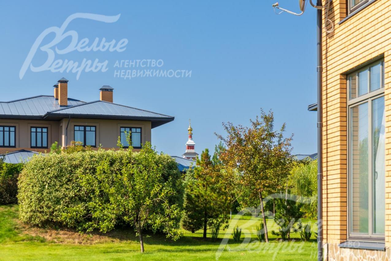 Вид на старинный храм с участка