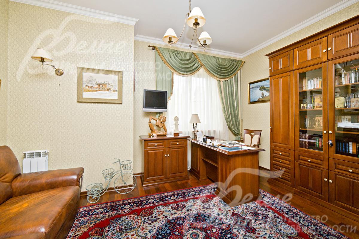 Кабинет 15 кв.м на первом этаже