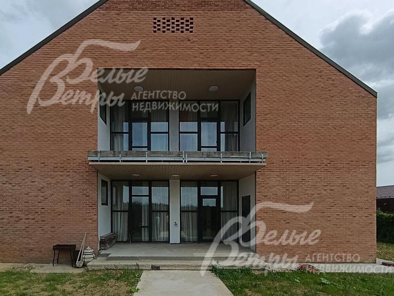 Коттедж с эффектными и дорогостоящими решениями фасадной отделки.