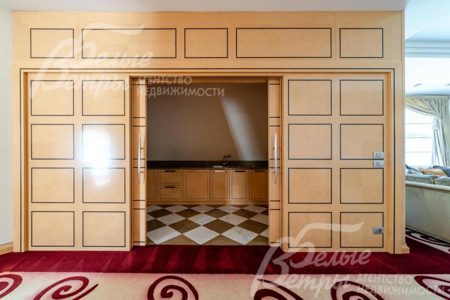 Также через раздвижные двери из дискобара можно попасть во вторую кухню