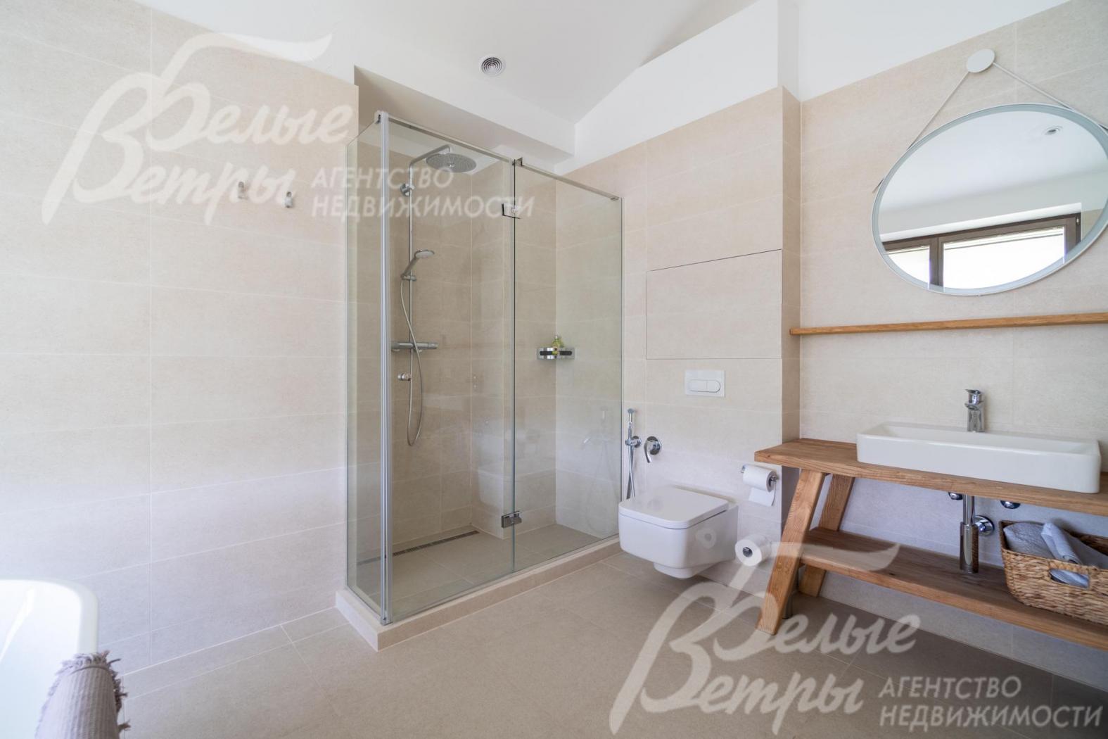 Санузел второй мастер-спальни с душевой и ванной