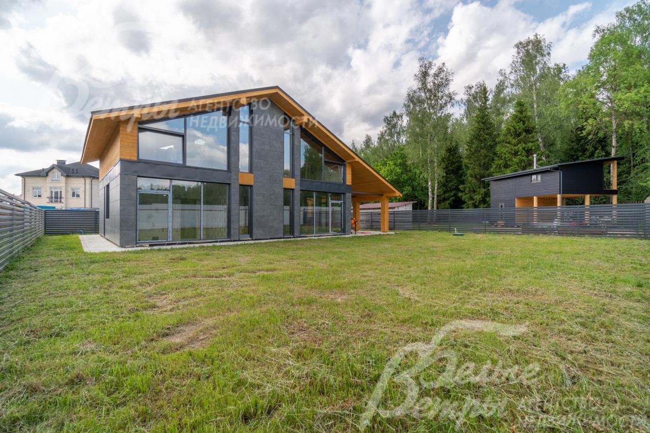 Участок выровнен и засеян газоном.