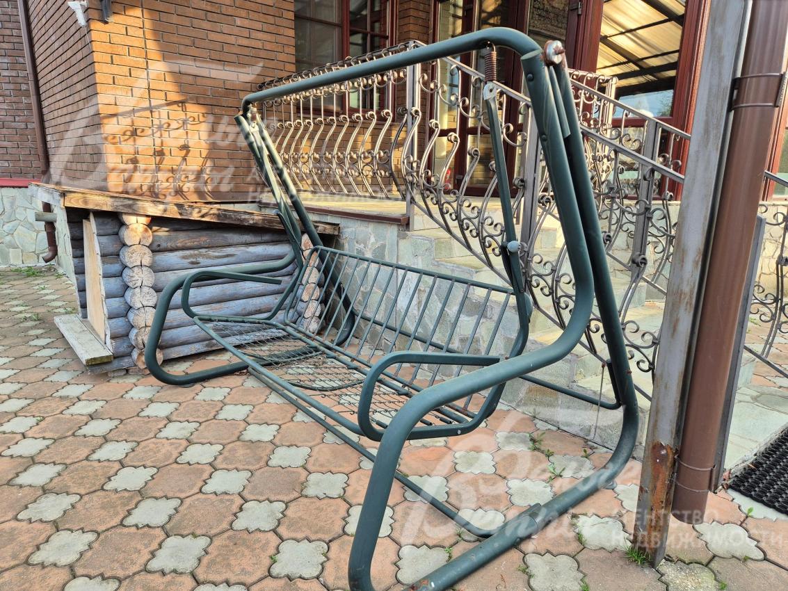 Садовая качель на участке