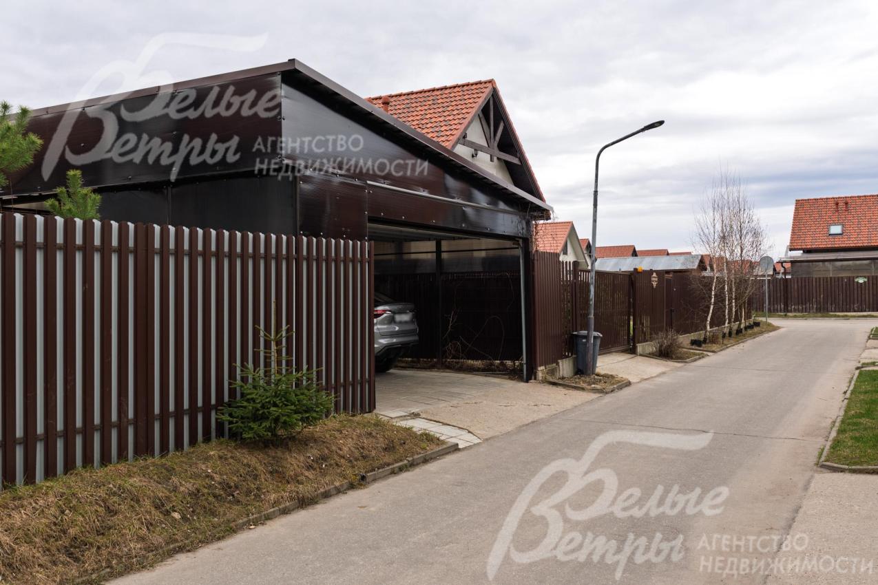 На участке предусмотрен навес для автомобиля. К участку ведёт широкая асфальтированная освещенная дорога