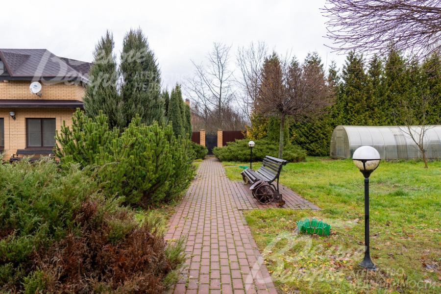 Также на участке установлена теплица