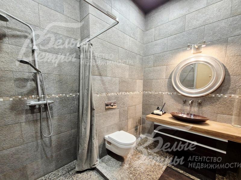 Санузел с душевой на первом этаже.