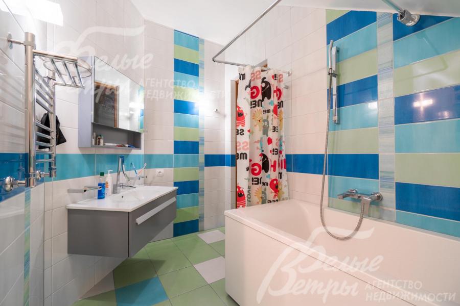 Санузел на мансардном этаже с ванной и душевой