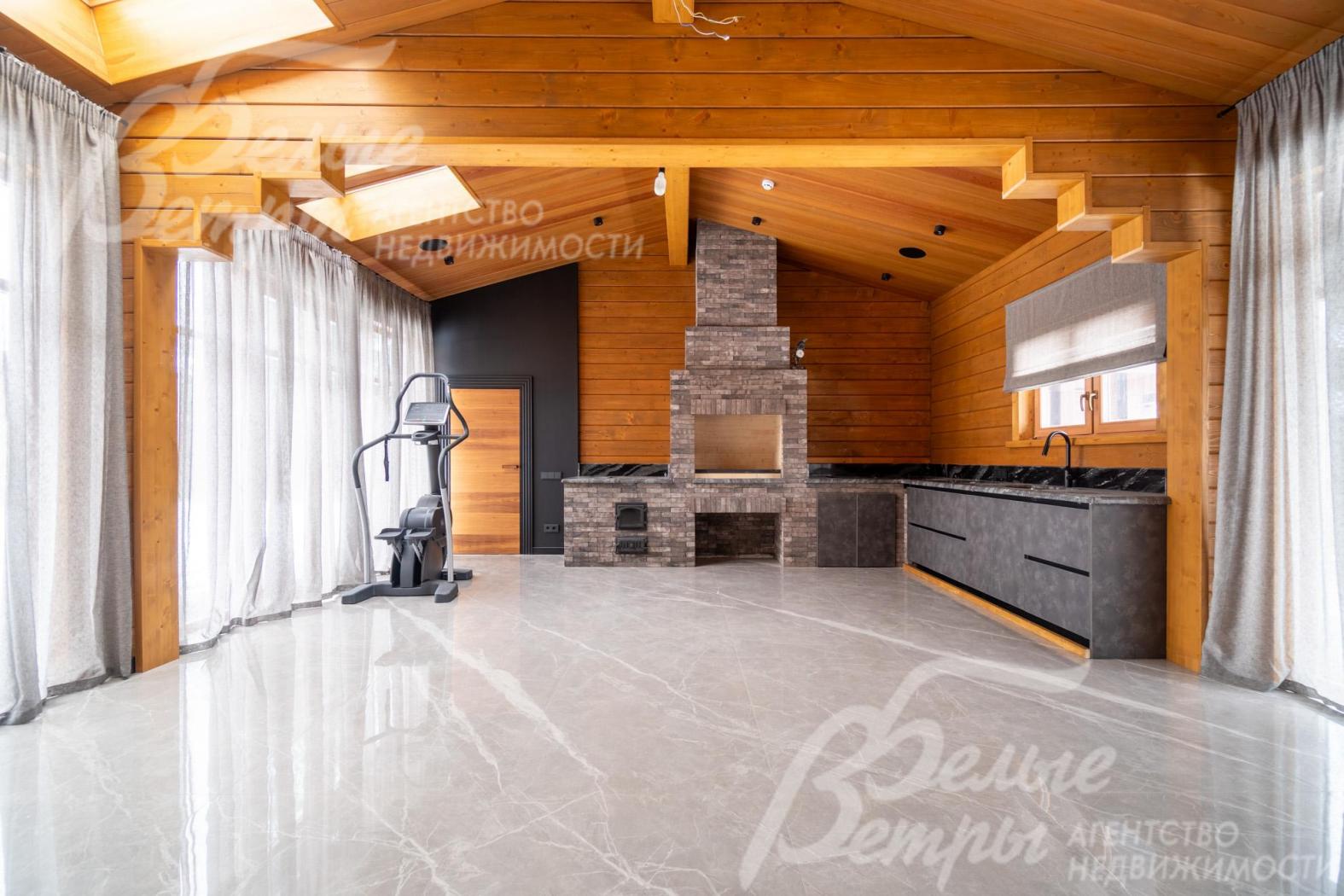 На первом этаже обустроена летняя кухня с мансардными окнами, печью, облицованной немецким бесшовным кирпичом, мангалом и казаном