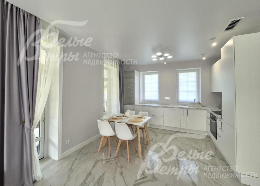 Из кухни-столовой выход на террасу.