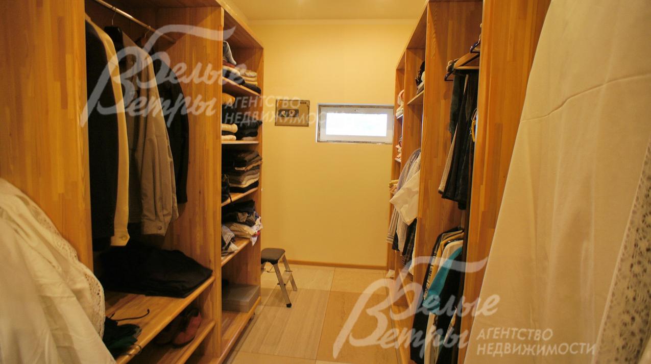 Гардеробная главной спальни с сейфом и стеллажами