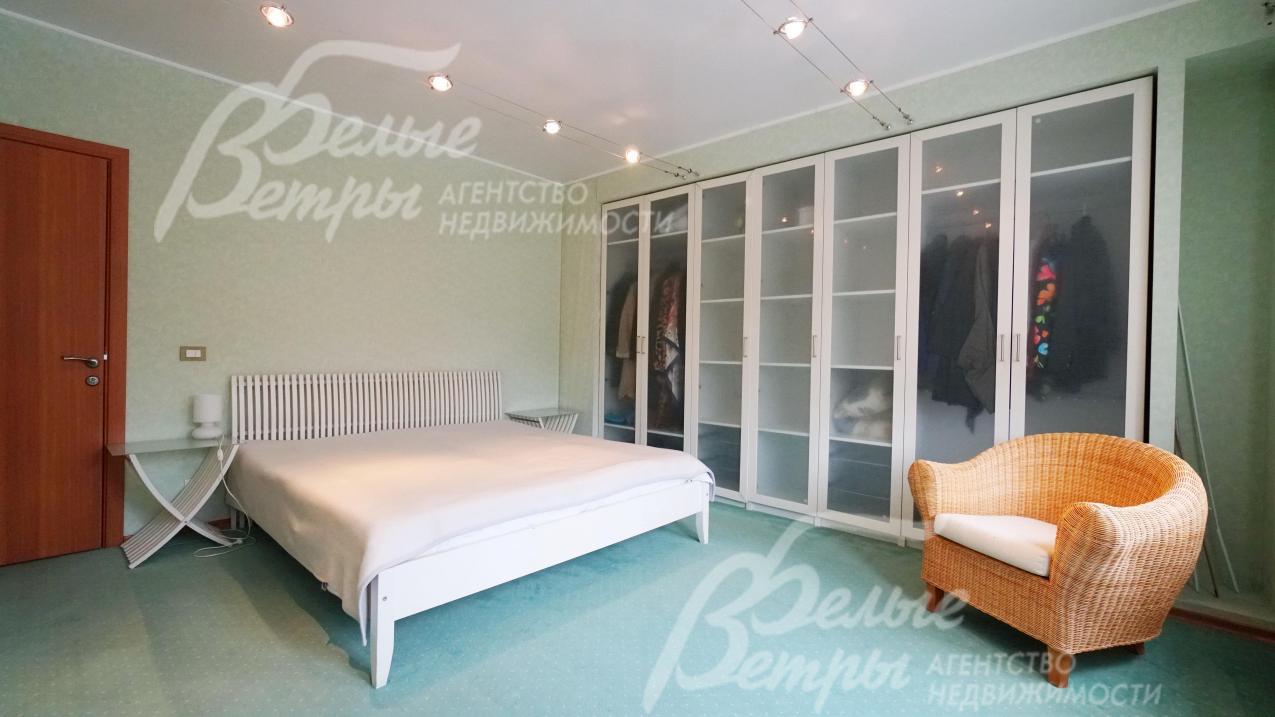 Большой встроенный шкаф в спальне