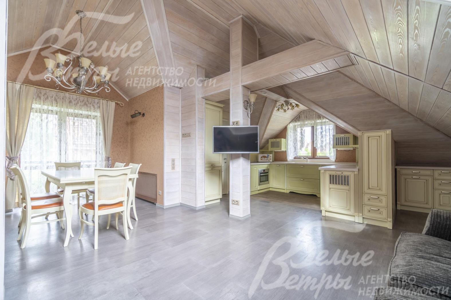 Зона кухни-столовой-гостиной гостевого дома: дом полностью меблирован