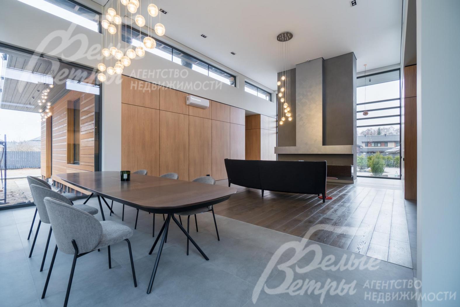 В доме выполнена современная стильная отделка