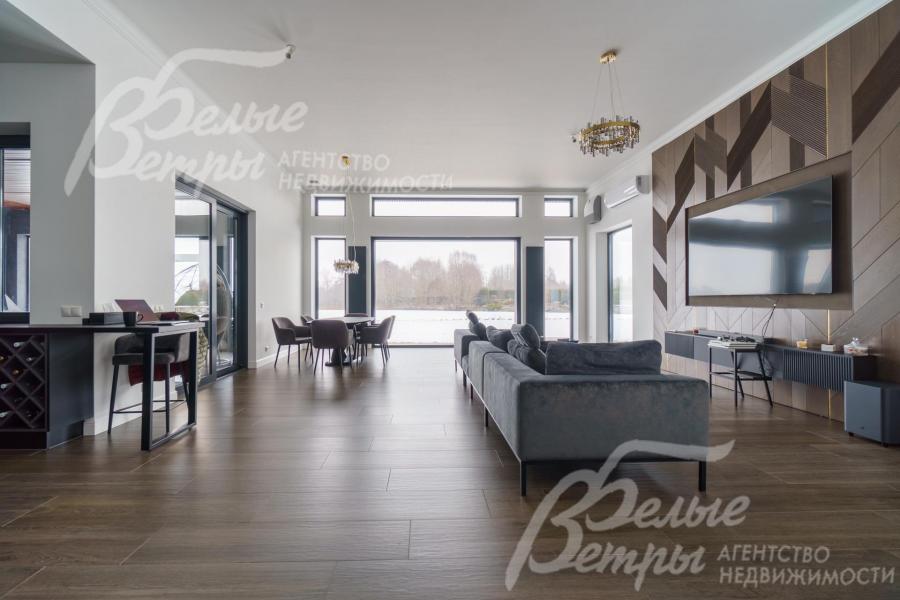 Кухня-Столовая-Гостиная. В зоне ТВ дизайнерская стена-панель из дуба. Бризер и кондиционер. Потолки 3,7м.