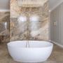 В санузле мастер-спальни - премиальная ванна из литьевого мрамора Salini (Италия)