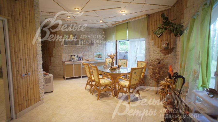 Комната отдыха 49 кв.м с кухней, столовой и выходом на террасу с барбекю