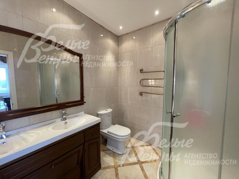 Санузел с душевой в мастер-спальне