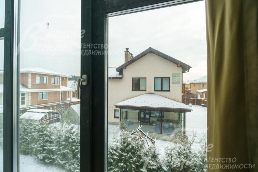 Вид из окна спальни 2-го этажа.