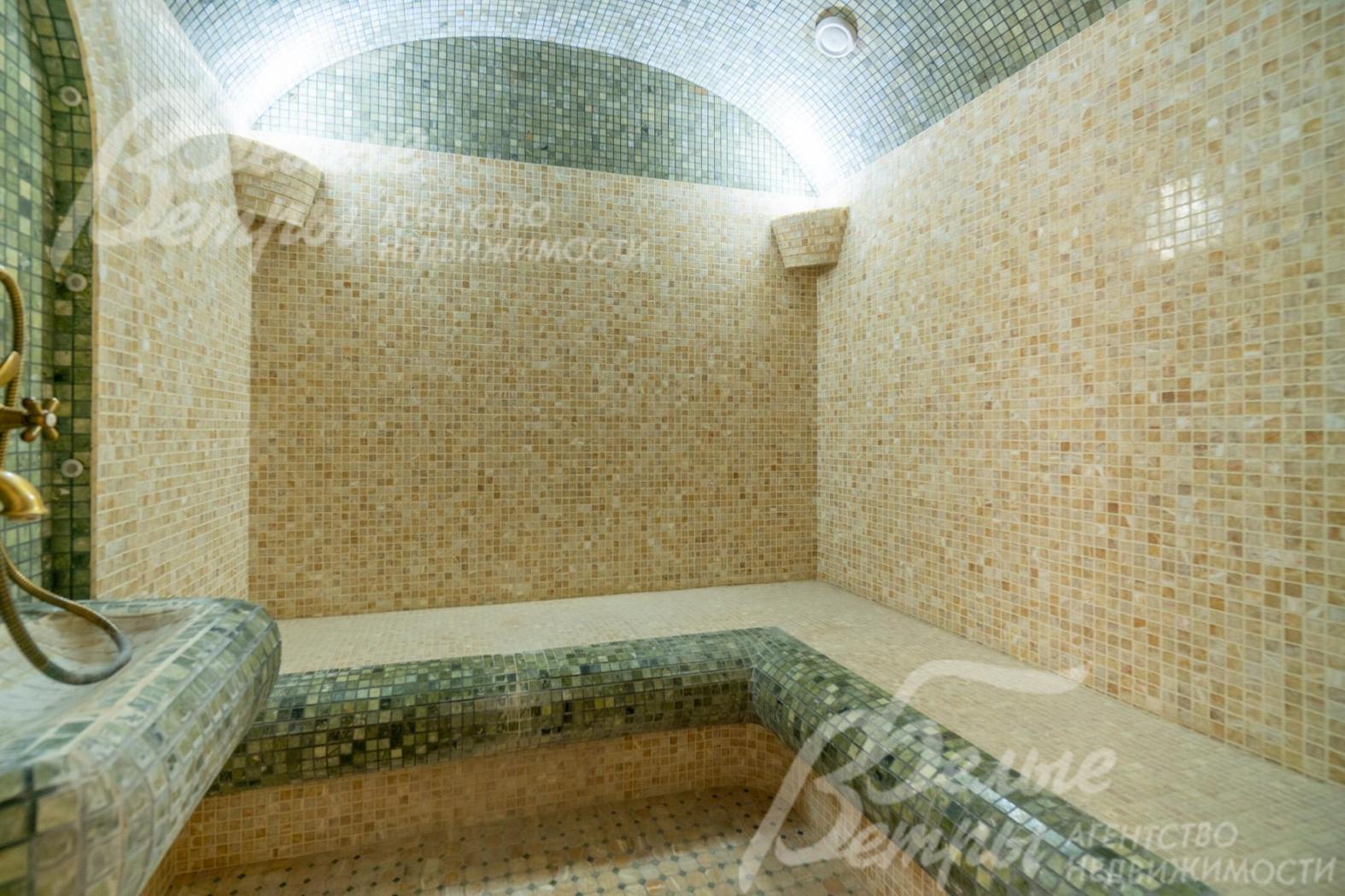 Хамам отделан мозаикой, на полу - травертин