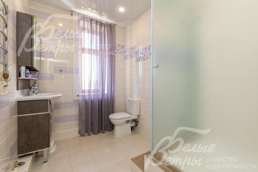 Санузел с душевой кабиной на 1ом этаже.