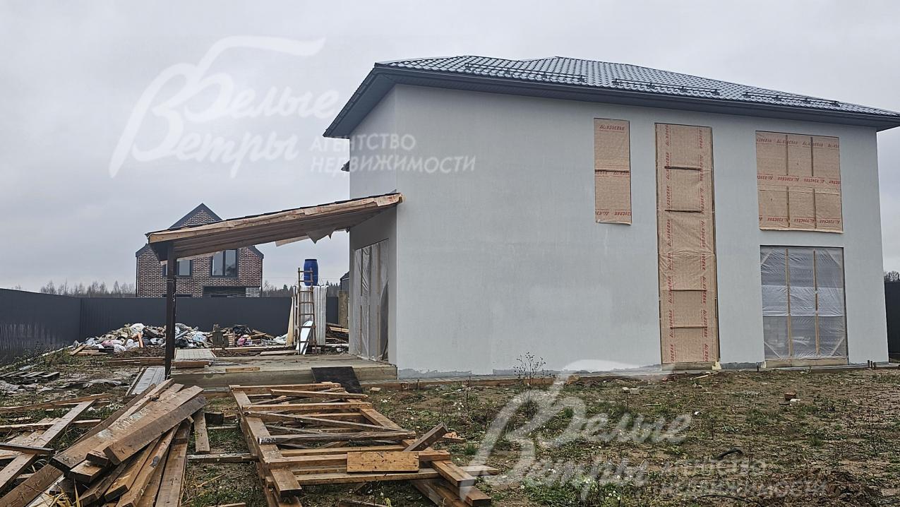 Фасад отделан декоративной штукатуркой «короед» производства VGT