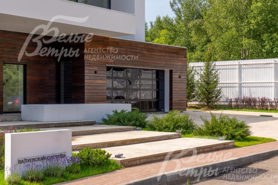 Главный вход в дом - через просторное крыльцо с широкими ступенями