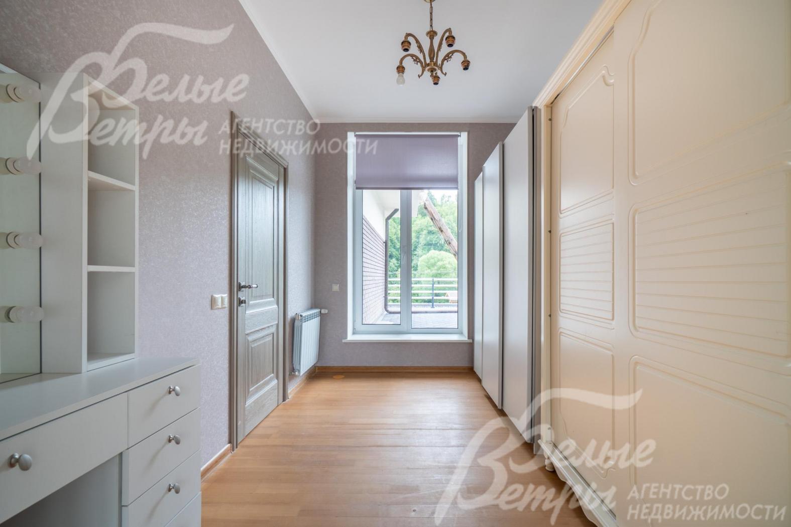 Просторная гардеробная мастер-спальни: слева - выход в холл и на террасу