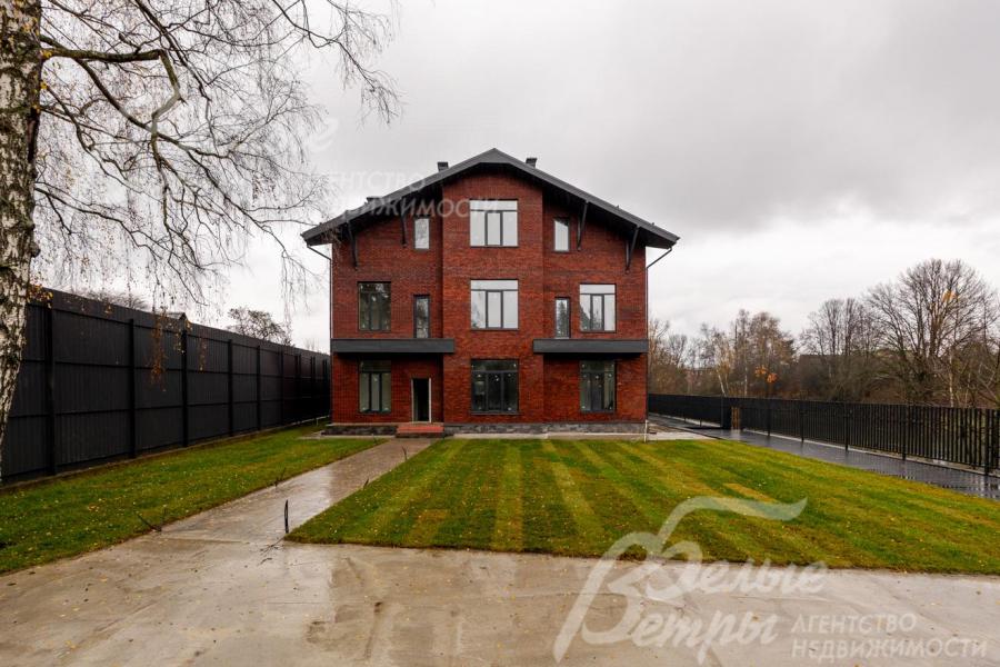 На участке высажен газон, сохранено несколько берёз у забора, садовые дорожки забетонированы