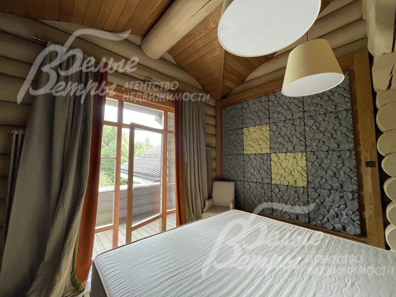 Мастер-спальня с выходом на балкон