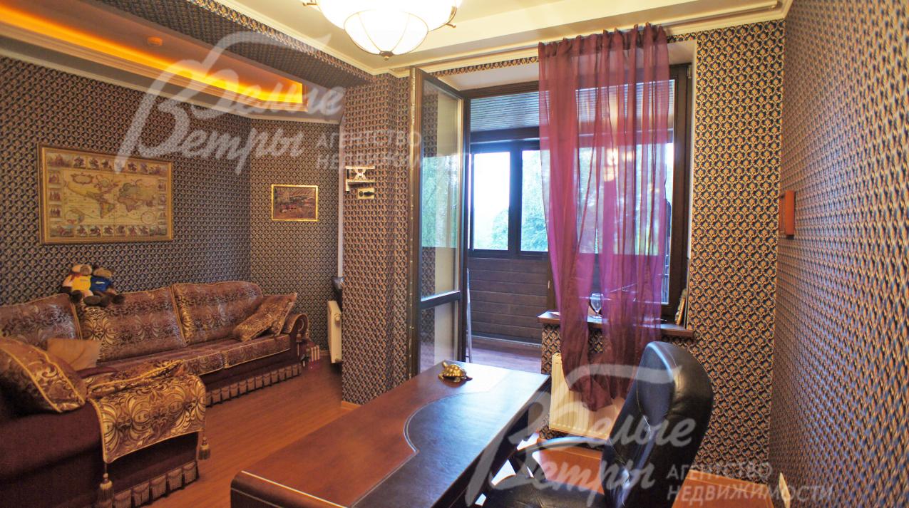 Кабинет 22 кв.м на 2-ом этаже с выходом на застекленный балкон 9 кв.м