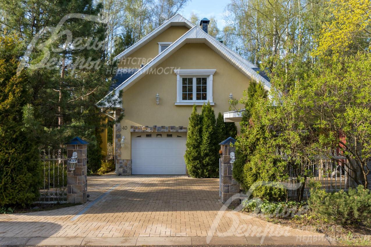 Въезд на участок. Есть навес для двух автомобилей и тёплый гараж