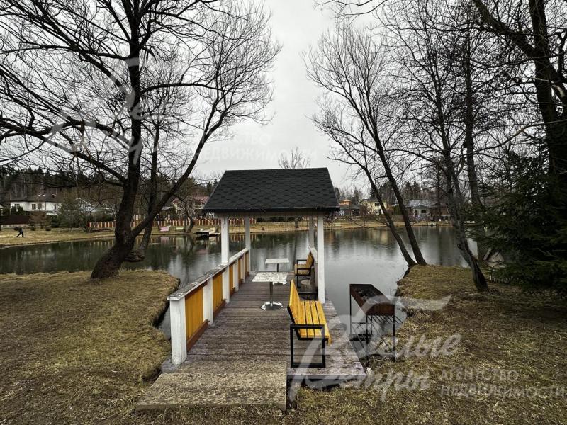 Зона для барбекю возле озера в поселке Лесной Пейзаж