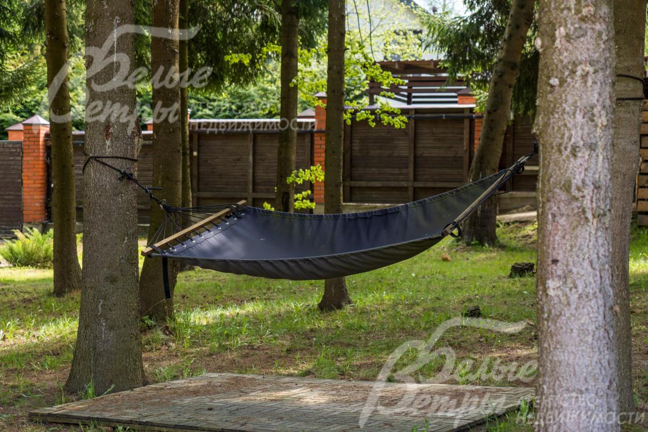 Рядом с игровой площадкой есть комфортный гамак