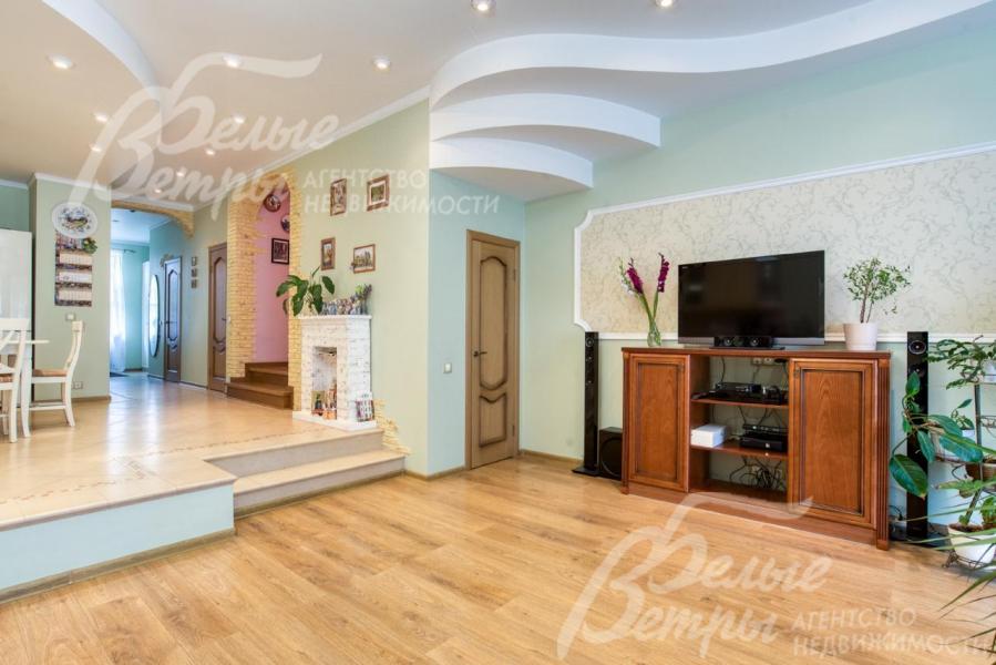 Визуально выразительное зонирование кухни-столовой и гостиной в едином открытом пространстве: ступенчатый переход добавляет элегантности