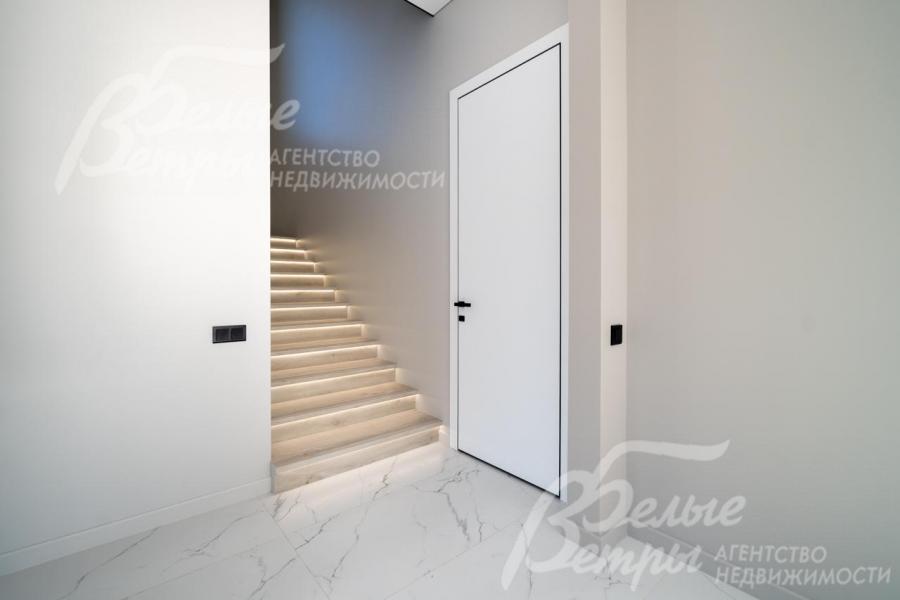 Лестница монолитная, широкая, отделана керамогранитом (цельные ступени), с подсветкой