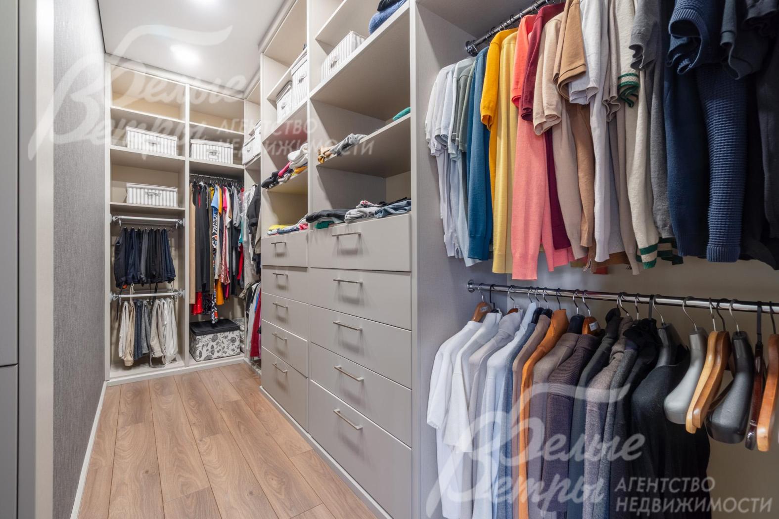 Также в мастер-блоке находится гардеробная  с функциональной системой хранения