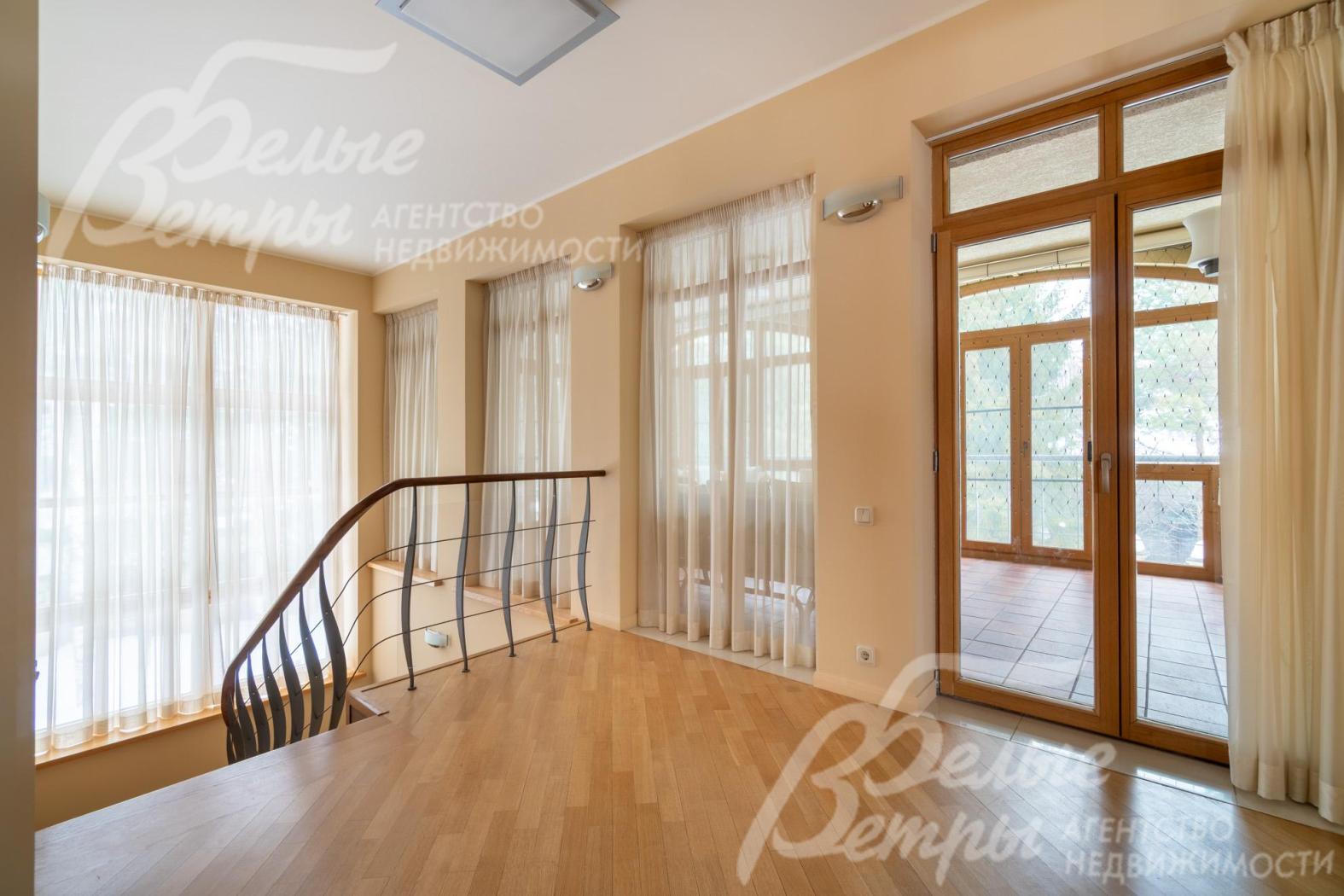 Холл второго этажа: справа - выход на утеплённую террасу с зимним садом